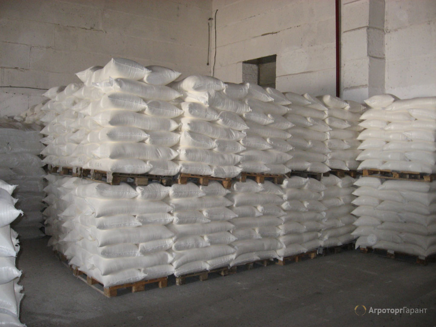 5 тонн 500 кг. Сахар склад мешки 50 кг. Сахар по 50кг на паллете. Сахар мешок. Мешки муки на складе.